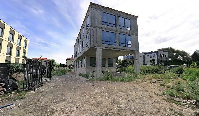 Budynek biurowy w stanie surowym na placu budowy, widok ze skanu 3D